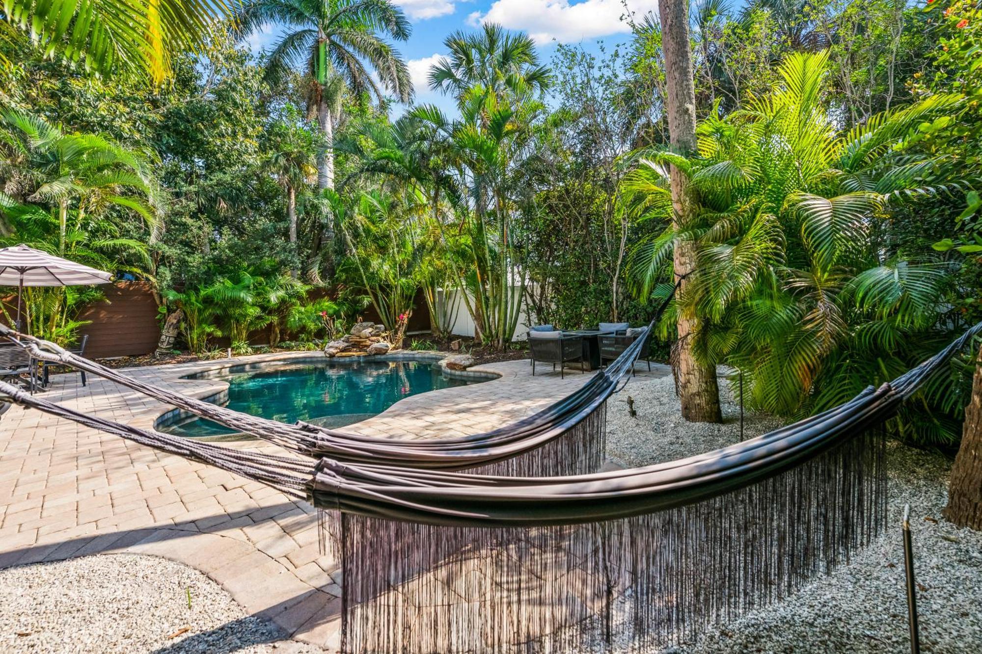 Sandy Pants - Designer Beach Chic Home Steps To Beach Backyard Oasis W Heated Pool Anna Maria Kültér fotó