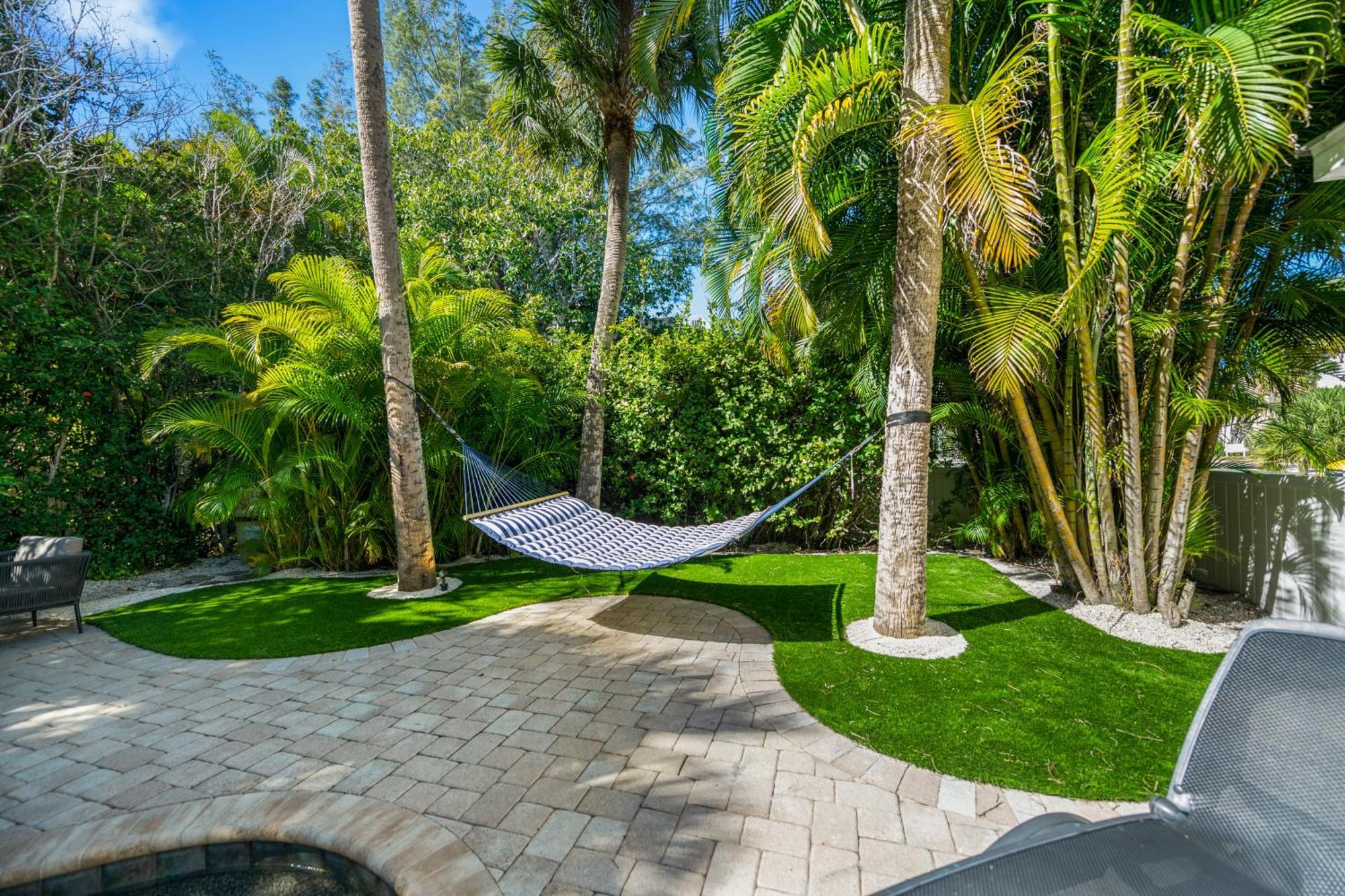 Sandy Pants - Designer Beach Chic Home Steps To Beach Backyard Oasis W Heated Pool Anna Maria Kültér fotó