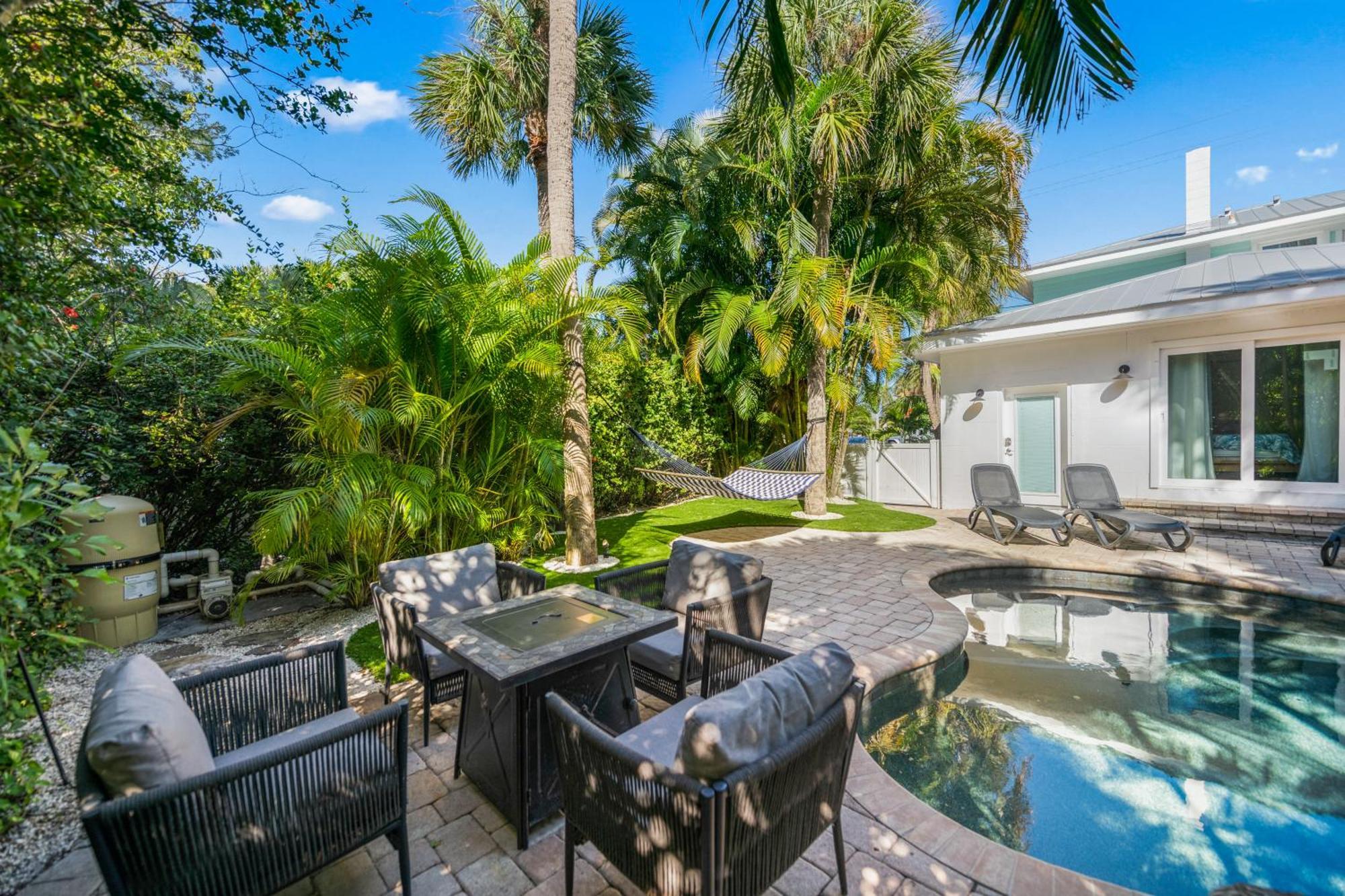 Sandy Pants - Designer Beach Chic Home Steps To Beach Backyard Oasis W Heated Pool Anna Maria Kültér fotó