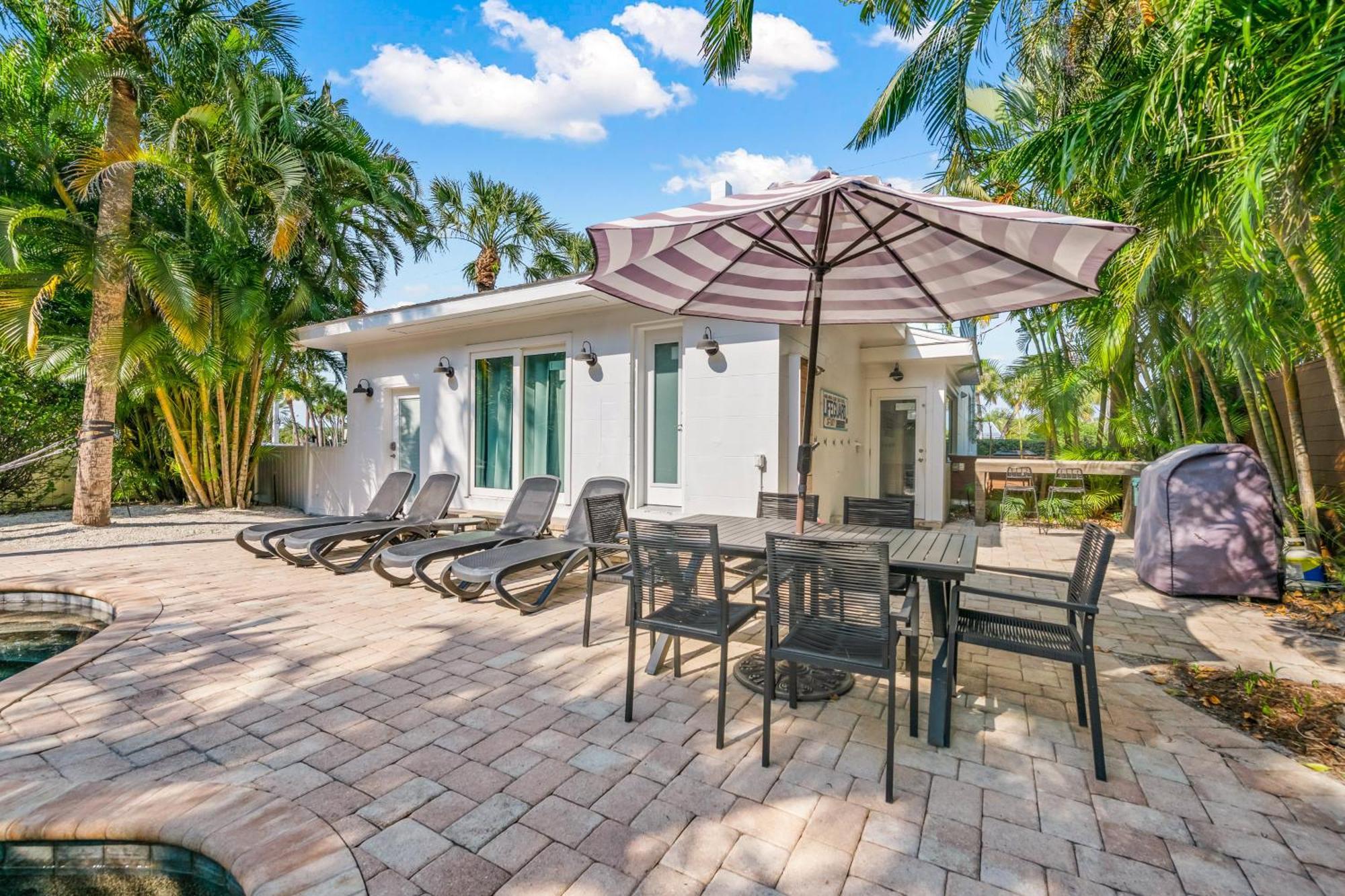 Sandy Pants - Designer Beach Chic Home Steps To Beach Backyard Oasis W Heated Pool Anna Maria Kültér fotó