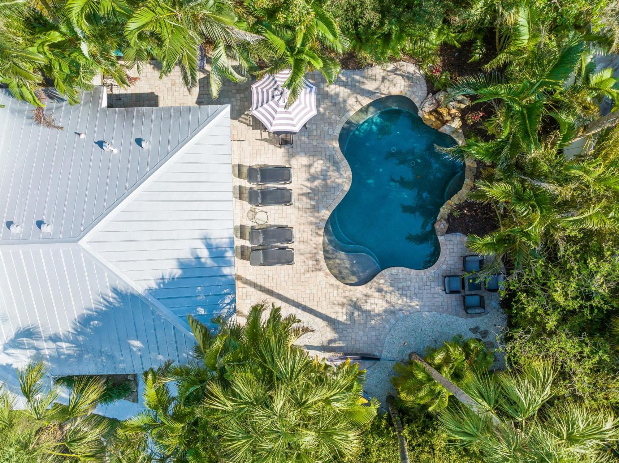 Sandy Pants - Designer Beach Chic Home Steps To Beach Backyard Oasis W Heated Pool Anna Maria Kültér fotó