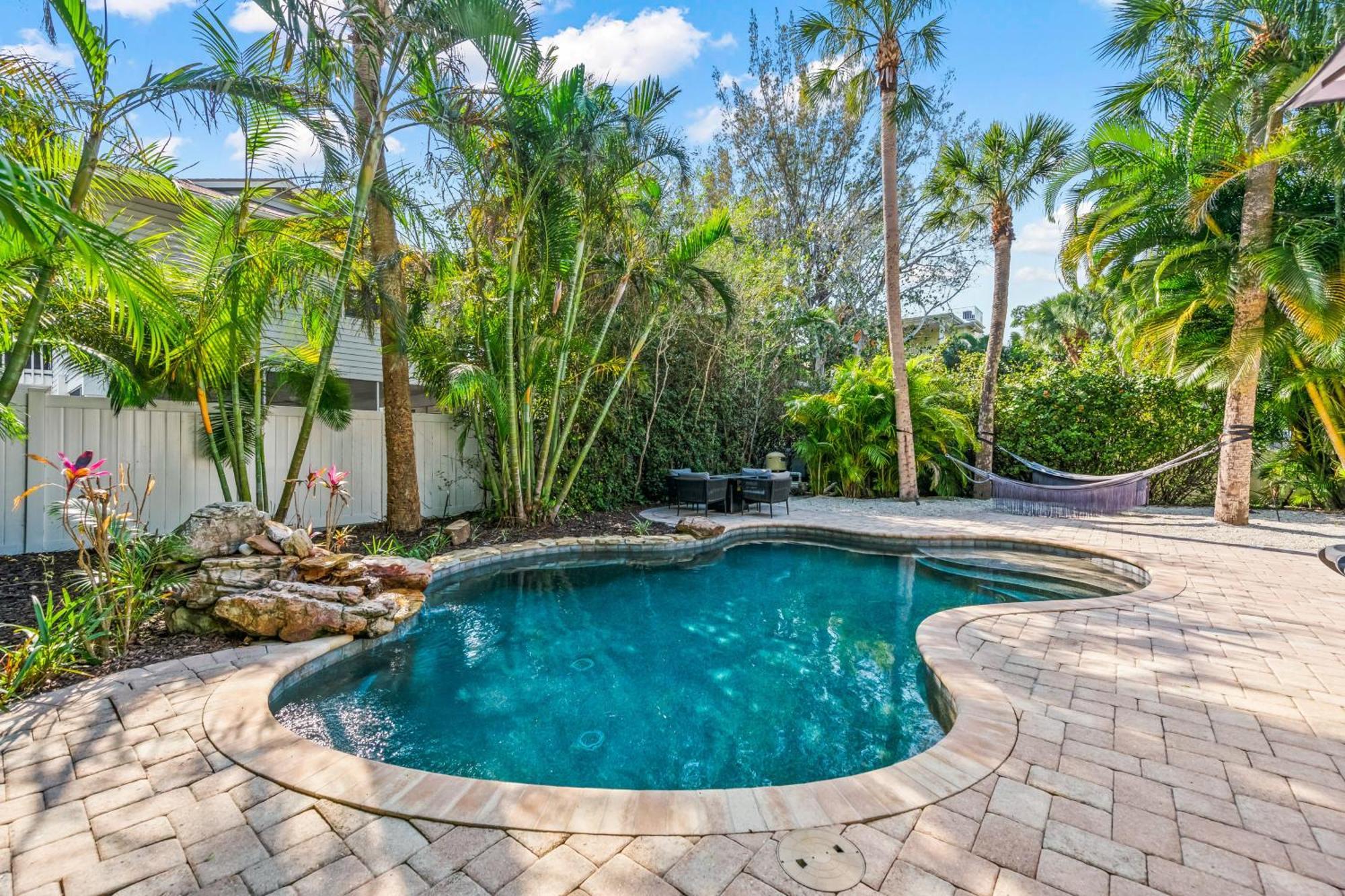 Sandy Pants - Designer Beach Chic Home Steps To Beach Backyard Oasis W Heated Pool Anna Maria Kültér fotó