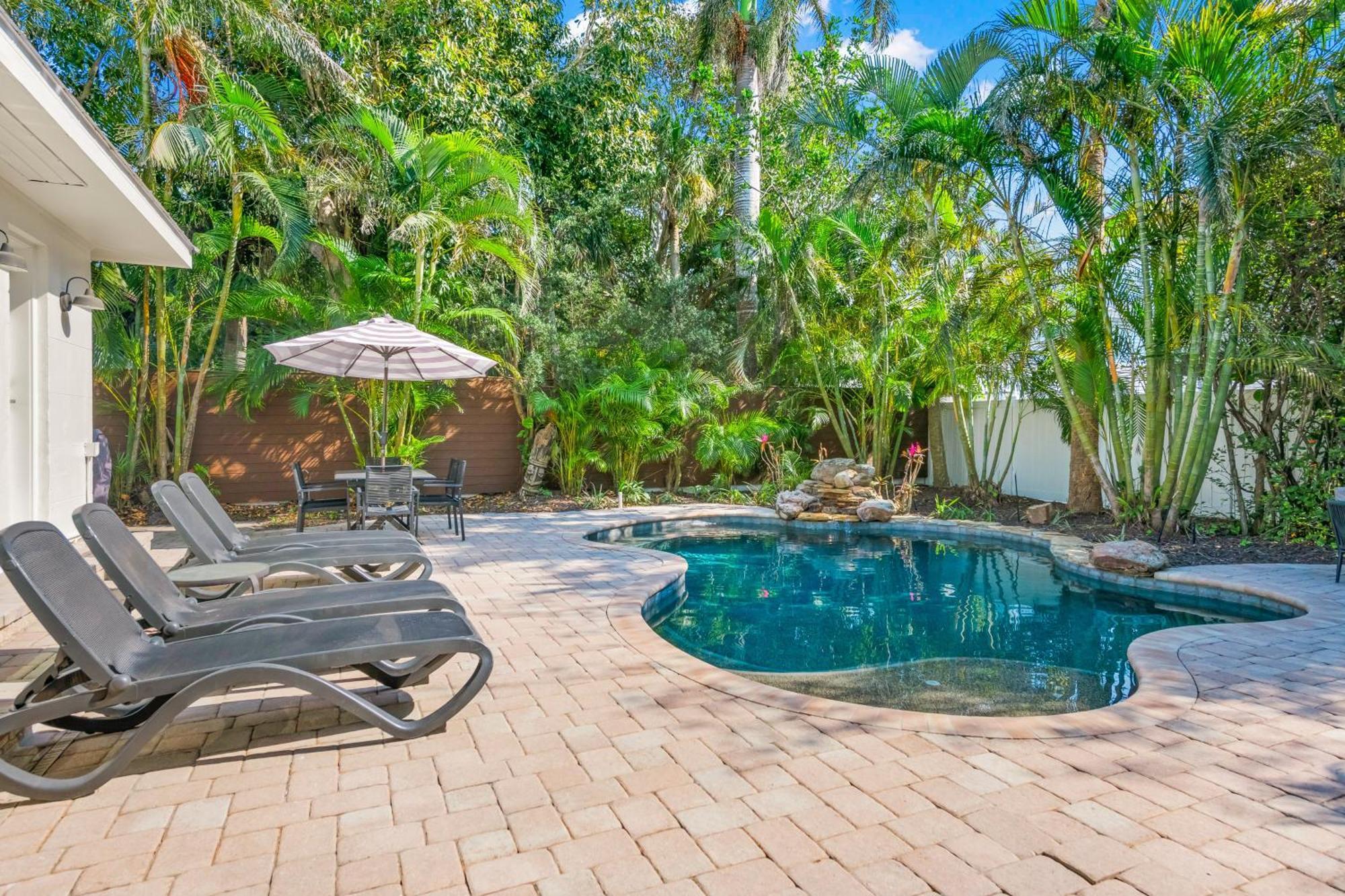 Sandy Pants - Designer Beach Chic Home Steps To Beach Backyard Oasis W Heated Pool Anna Maria Kültér fotó