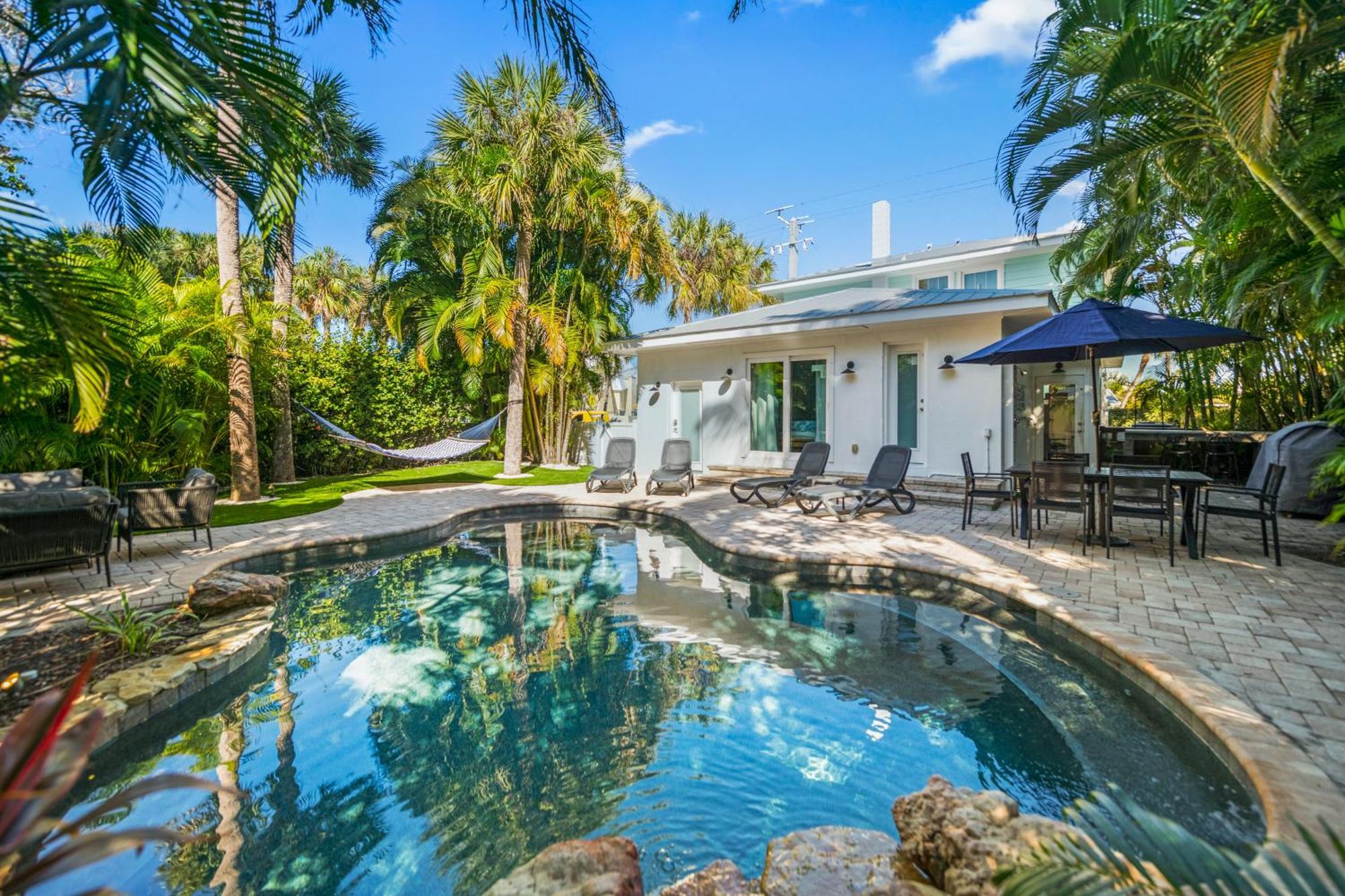 Sandy Pants - Designer Beach Chic Home Steps To Beach Backyard Oasis W Heated Pool Anna Maria Kültér fotó