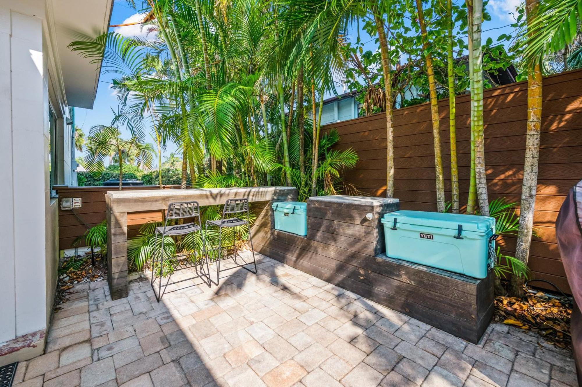 Sandy Pants - Designer Beach Chic Home Steps To Beach Backyard Oasis W Heated Pool Anna Maria Kültér fotó